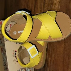NWT CrTartu sandals Size 9 girls (160)